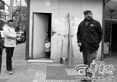 由于沒人照看，爸爸媽媽干活時帶著兩歲多的小韓靈  本報(bào)記者 董國梁 攝 