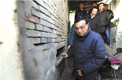 昨天，李克強(qiáng)看望包頭北梁棚戶區(qū)居民。新華社發(fā)